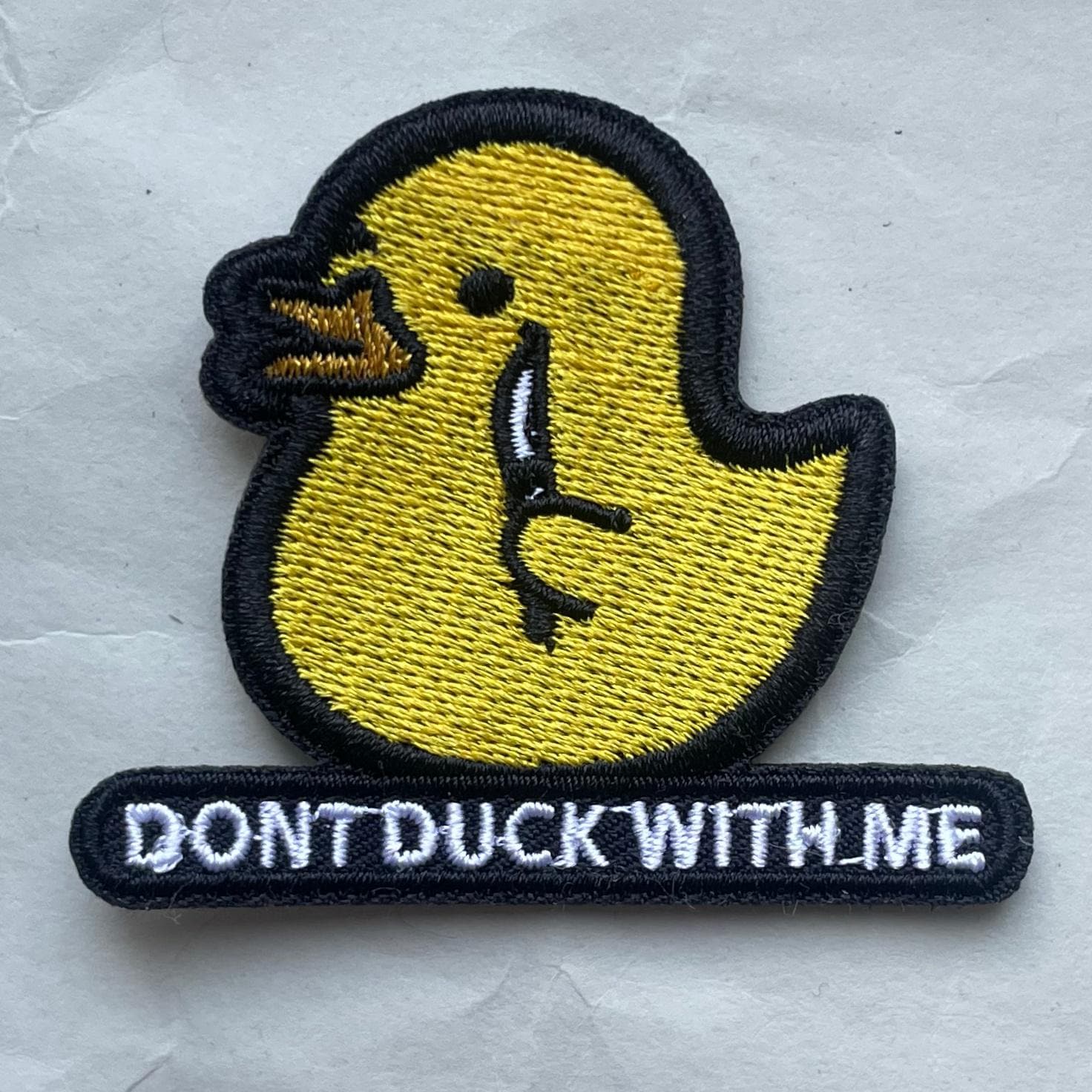Don't Duck With Me Patch - Gelbe Ente Mit Messer Iron-On Aufnäher Statement Humor & Attitüde Fakeberlin Don't Duck With Me Patch - Gelbe Ente Mit Messer Iron-On Aufnäher Statement Humor & Attitüde Fakeberlin von RealFakeberlin