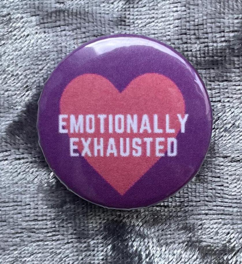 Emotionally Exhausted Button Pin Heart Badge Tired Era Mood Burnout Humor Feminist Queer Sadcore Grunge Alt Aesthetic Mental Health Realness von RealFakeberlin