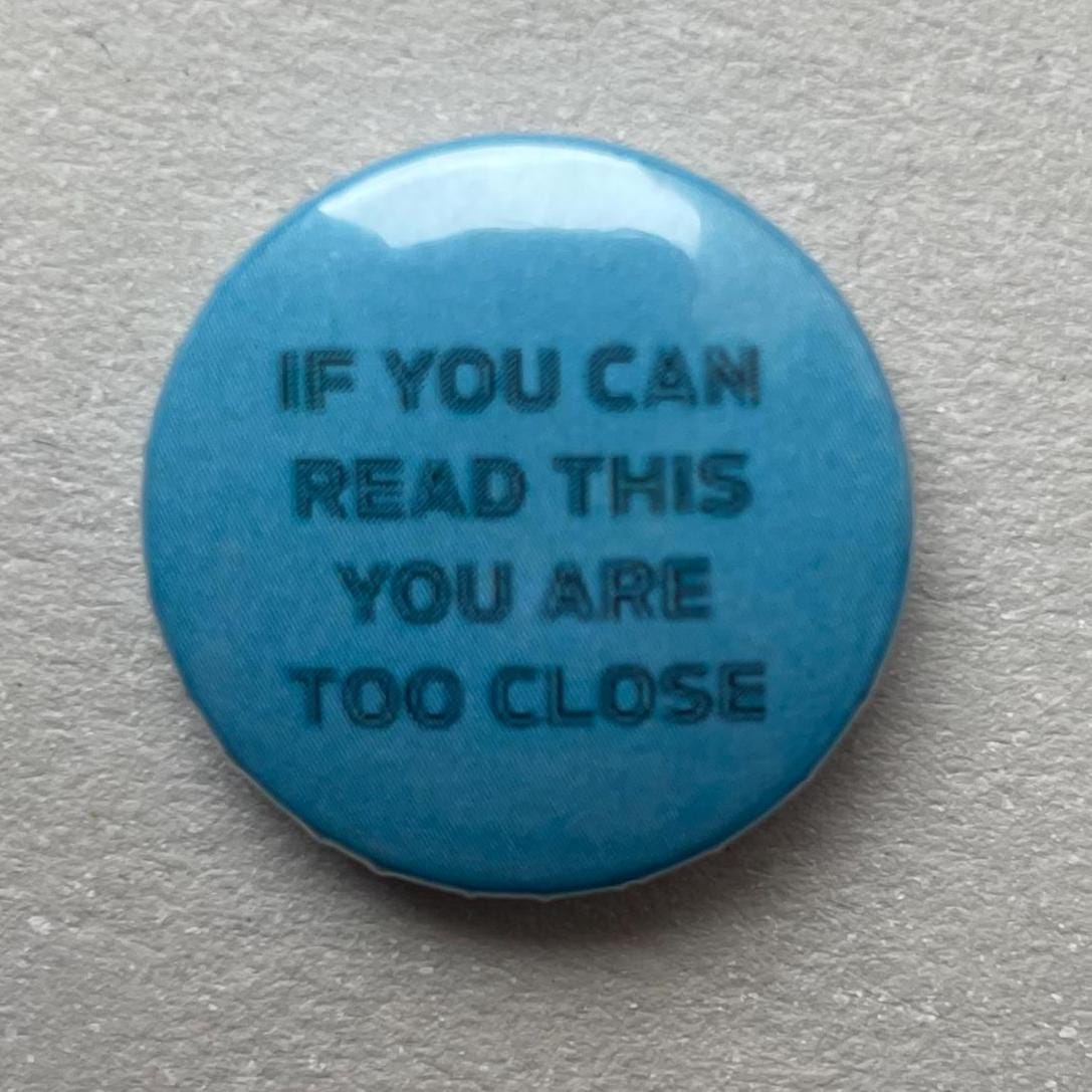 If You Can Read This Are Too Close Button - Blue Pin, Introvert Humor Badge, Social Anxiety Accessory, Sarcastic Gift For Awkward Souls von RealFakeberlin