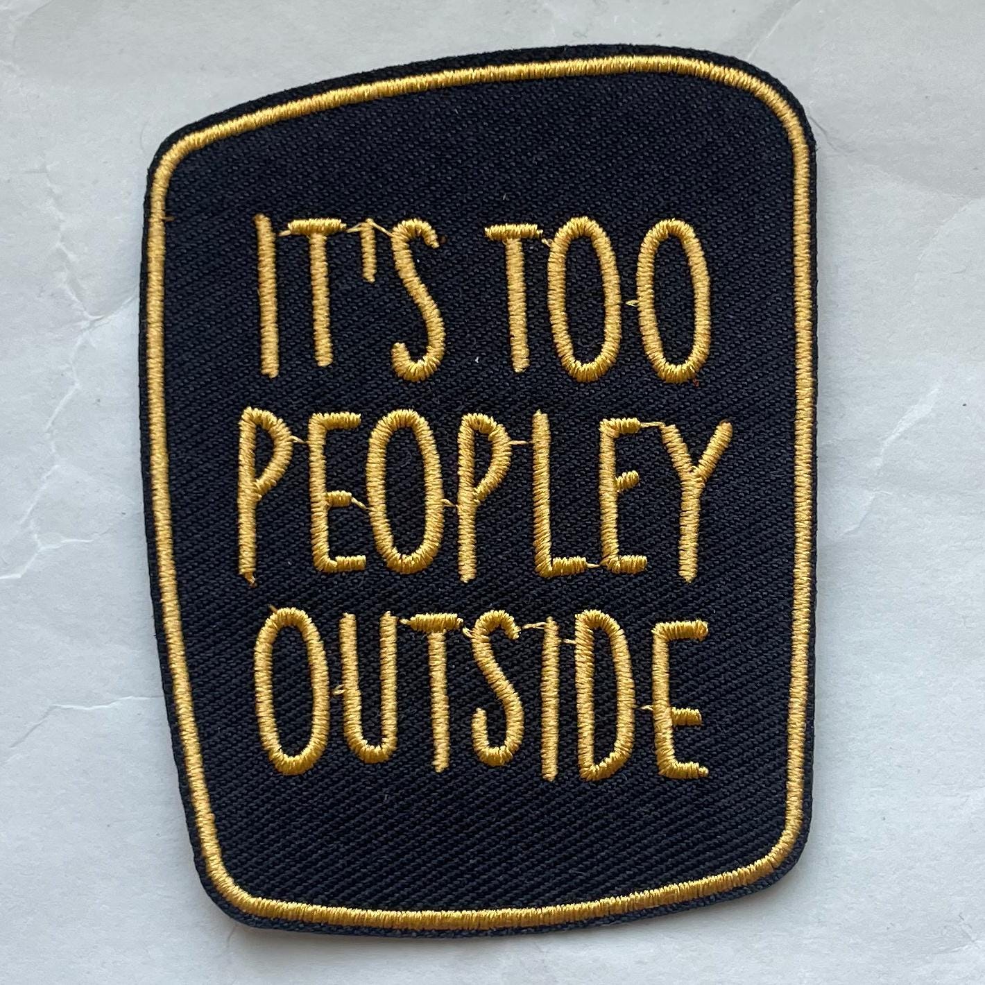 It's Too Peopley Outside - Schwarzer Aufnäher Mit Gelber Stickerei | Sarkastisch, Introvertiert, Ironisch Für Jacke Oder Hoodie von RealFakeberlin