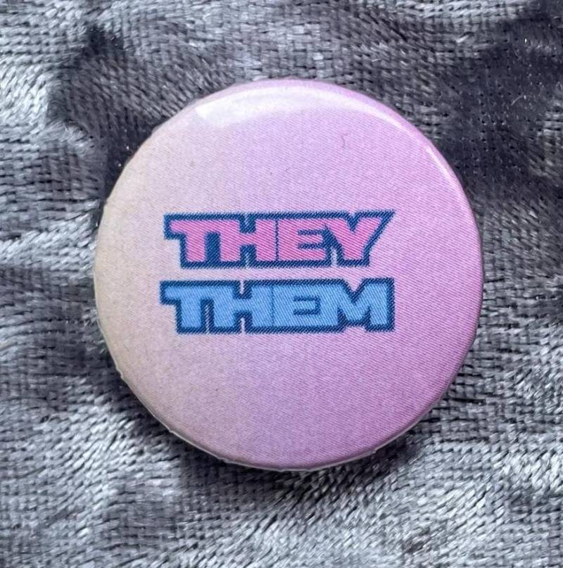 They Them Button, Nonbinary Pride Badge, Lgbtq+ Visibility Accessory Queer Inclusive, Genderfluid Statement Alternative Diy Style, Anti Gift von RealFakeberlin