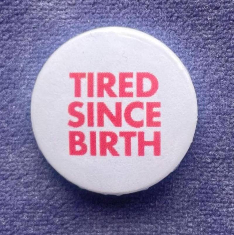 Tired Since Birth Pin - Sarcastic Exhaustion Button, Feminist Humor Badge, Anti Hustle Culture Statement, Burnout Merch, Dark Irony Gift von RealFakeberlin