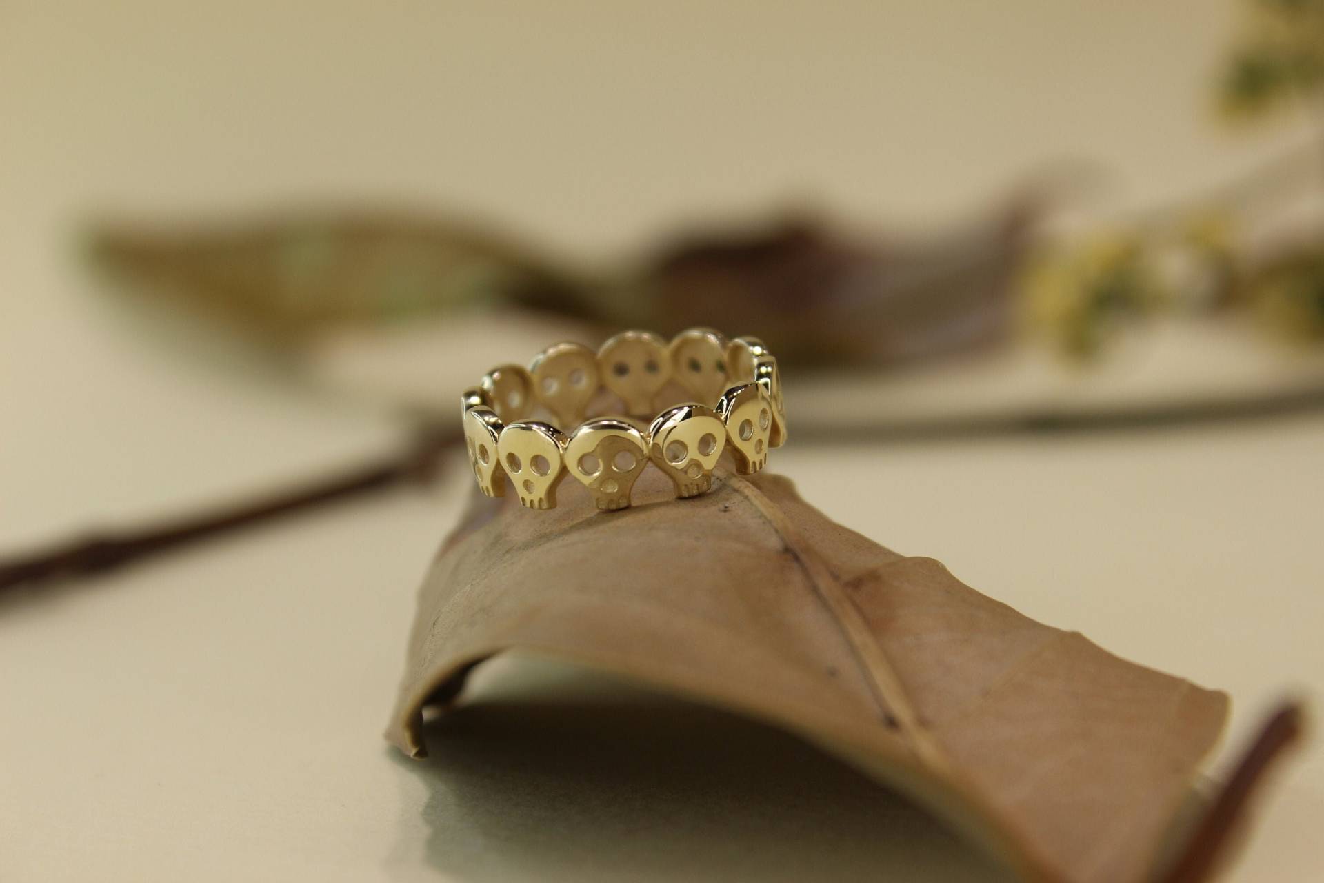 14K Echtgold Totenkopf Ring, Minimal Schädel Gold Hexe Schmuck, Halloween Kleine Eternity Großes Geschenk Für Sie 14K Echtgold Totenkopf Ring, Minimal Schädel Gold Hexe Schmuck, Halloween Kleine Eternity Großes Geschenk Für Sie von RealFineGoldJewelry