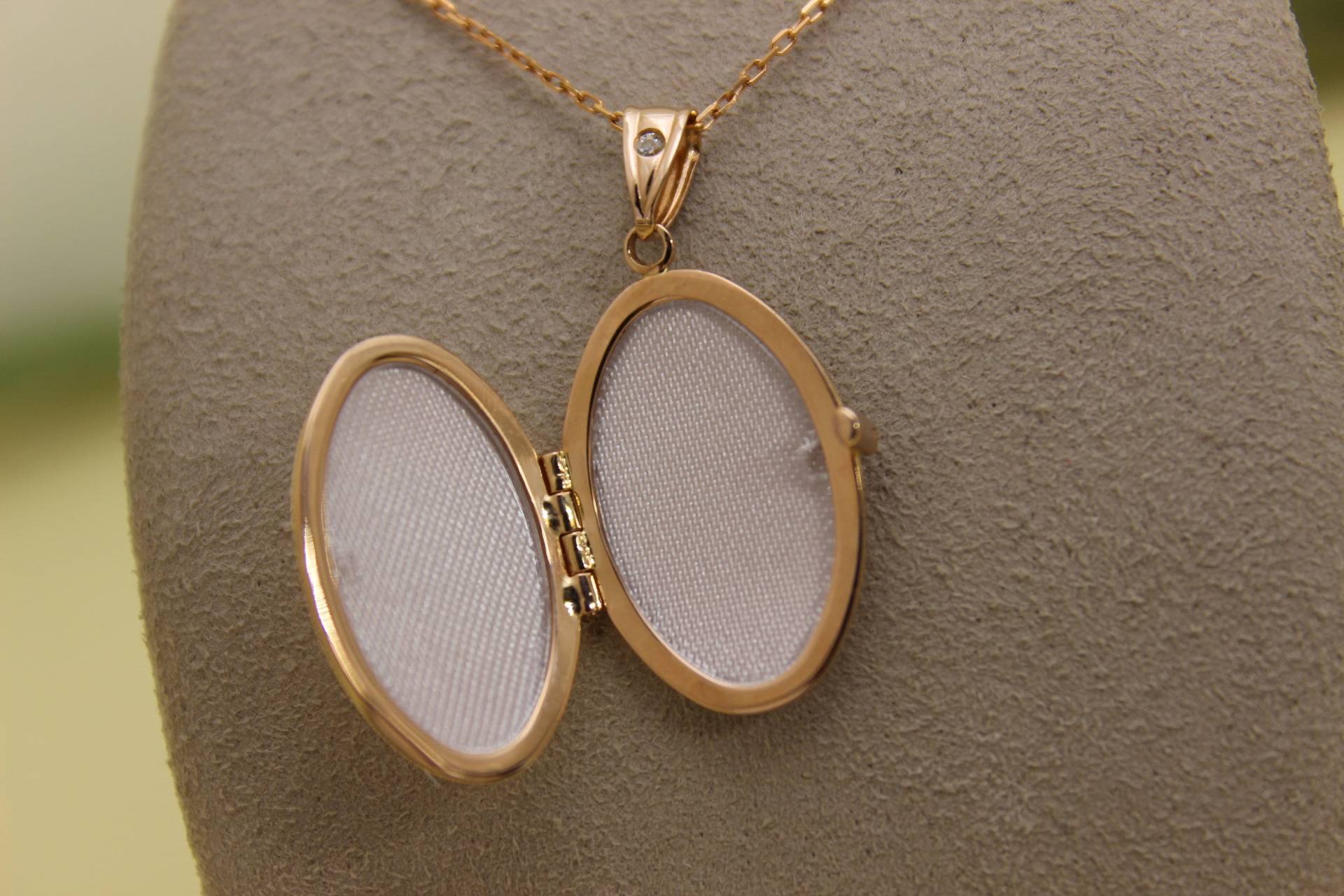 14K Solid Rose Gold Medaillon Halskette, Benutzerdefinierte Gravierte Anhänger, Cz Bail Personalisierte Foto Geburt Blume Name Datum Halskette 14K Solid Rose Gold Medaillon Halskette, Benutzerdefinierte Gravierte Anhänger, Cz Bail Personalisierte Foto Geburt Blume Name Datum Halskette von RealFineGoldJewelry