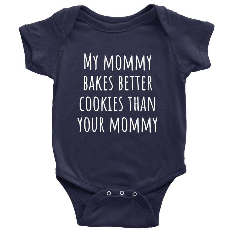 Entzückender Back-Einteiler - Süßes Baby-Shirt Meine Mama Backt Bessere Kekse Babyparty Geschenkidee Baker Mommy von RealPeopleGoods