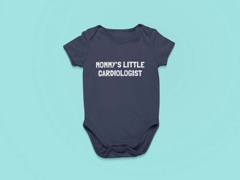 Kardiologen Baby Body - Kardiologie Einteiler Mamas Kleiner Kardiologe Babypartygeschenk Viele Größen Und Farben von RealPeopleGoods