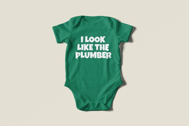 Klempner Baby Shirt - Einteiler Ich Sehe Aus Wie Der Babyparty Geschenkidee Viele Größen Und Farben Erhältlich von RealPeopleGoods