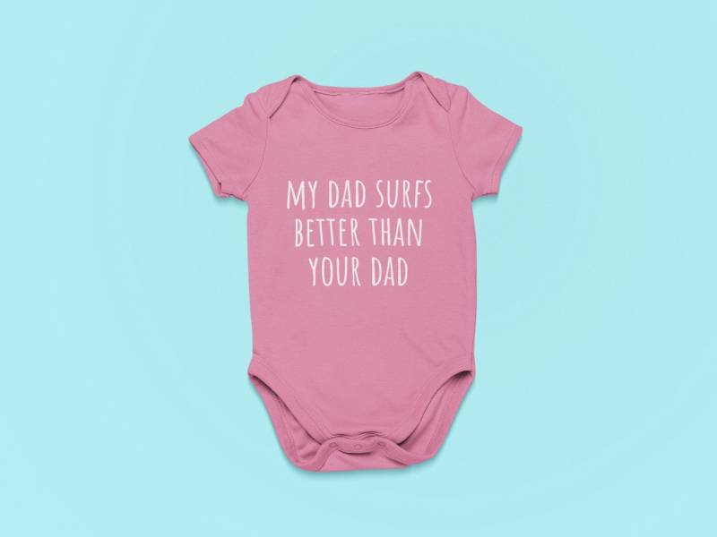 "Surfer Baby Einteiler "Mein Dad Surfs Better" Baumwoll Body." von RealPeopleGoods