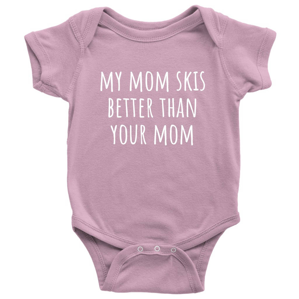 Süßes Skifahrer Baby Einteiler - Meine Mutter Fährt Ski Besser Als Deine Neugeborene Bis 24 Monate Größen Viele Farben Erhältlich von RealPeopleGoods