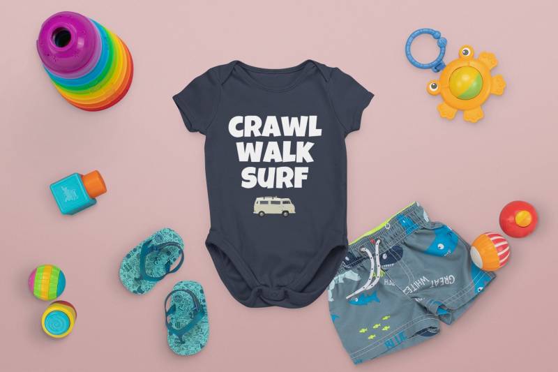 Surf Baby Shirt - Surfen Geschenk Krabbelgang Für Surfer Süßer Einteiler Viele Größen Und Farben Alles Baumwolle von RealPeopleGoods