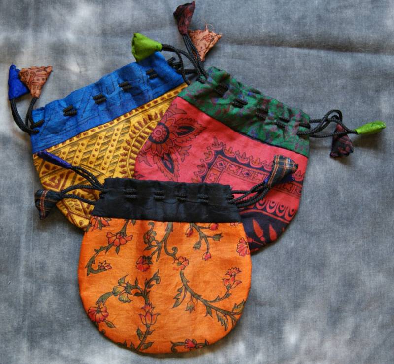 3 Stück Mittelgroße Schmuckbeutel Aus Seide ~ Seidenbeutel Nepal | 1473 von RealasiaDE