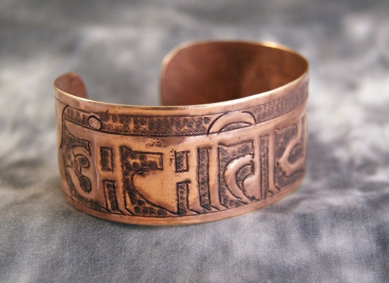 Breiter Armreif Aus Kupfer Mit Mantra | 556 von RealasiaDE