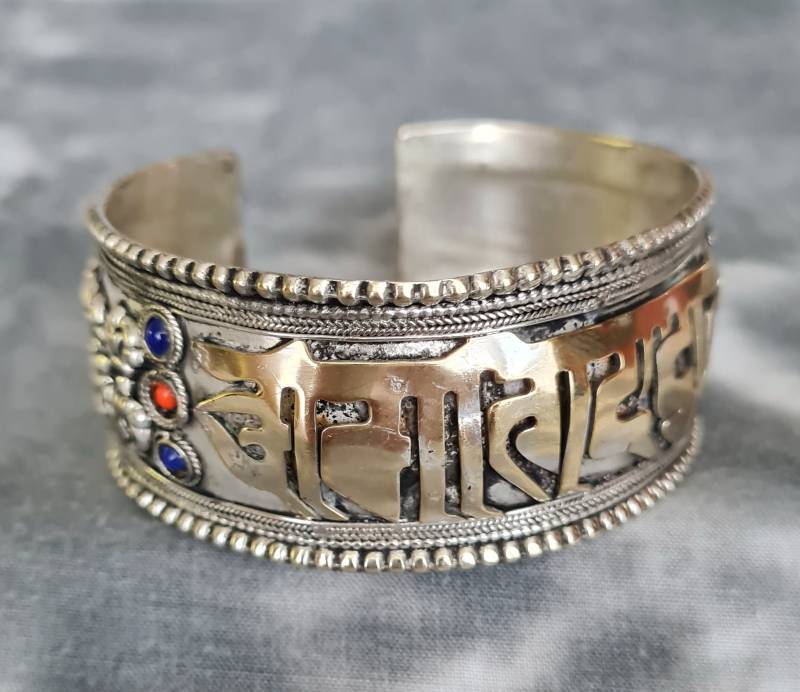 Breiter Armreif Mit Mantra Und Türkis Koralle | 223 von RealasiaDE