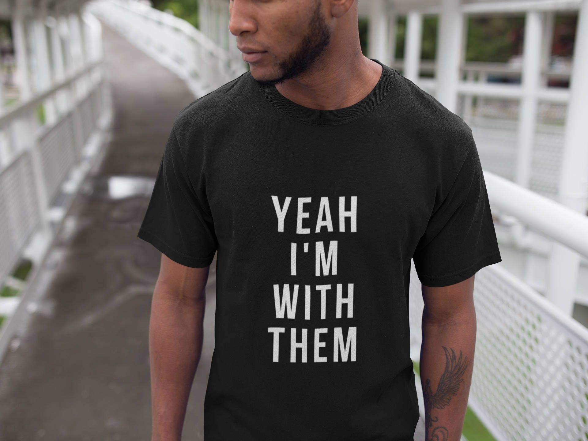 Ja, Ich Bin Mit Ihnen T-Shirt Familien Urlaub T-Shirts Kurzarm Unisex Lustige Anti Matching Shirts Ja, Ich Bin Mit Ihnen T-Shirt Familien Urlaub T-Shirts Kurzarm Unisex Lustige Anti Matching Shirts von ReallySimpleLife