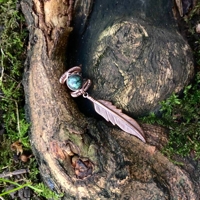 Handgefertigtes Feder Dread Accessoire Mit Kristall Amethyst, Türkis, Aventurin Oder Rosenquarz von RealmsEnd