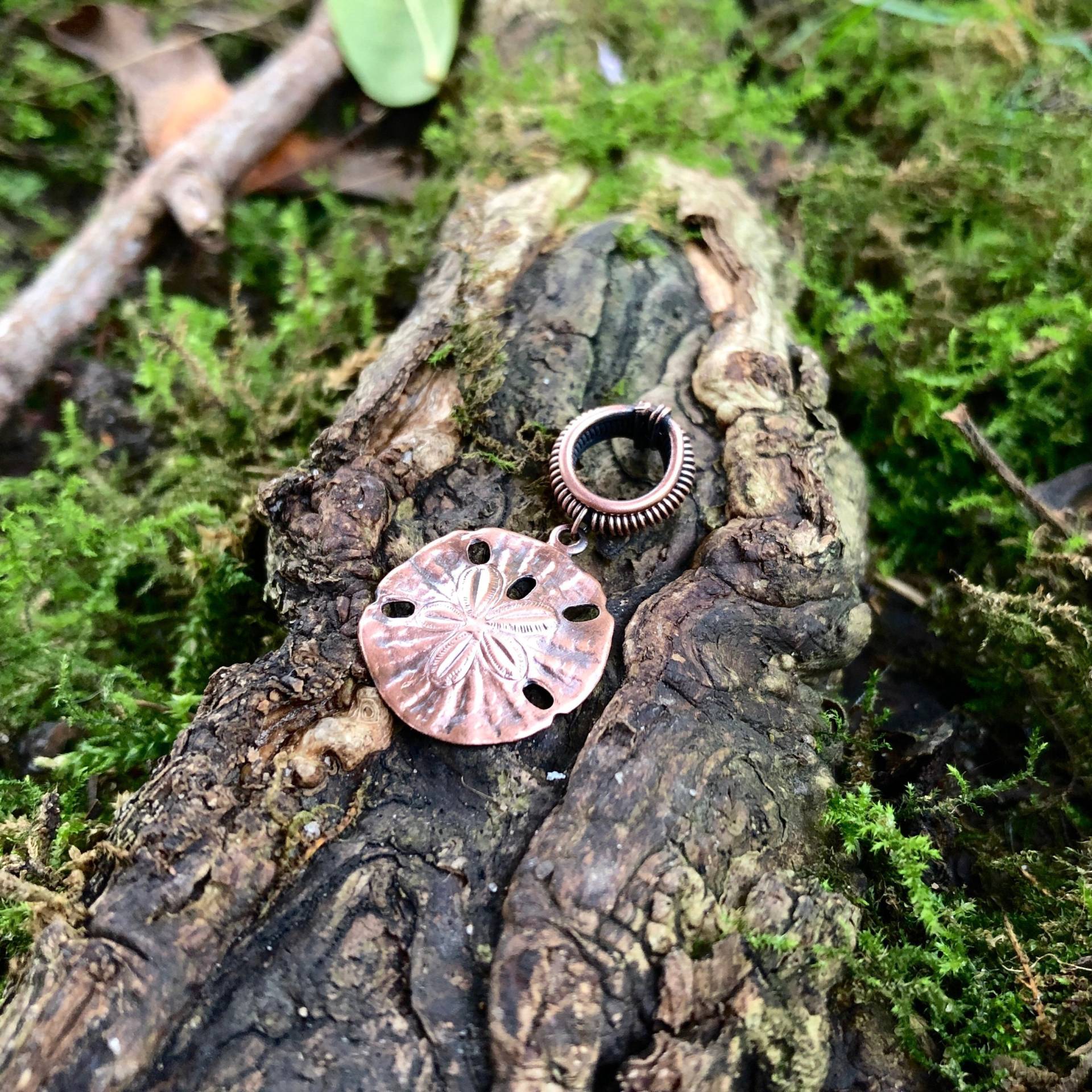 Handgemachte Antik Kupfer Sand Dollar Meerjungfrau Münze Charme Dreadlock Perle von RealmsEnd