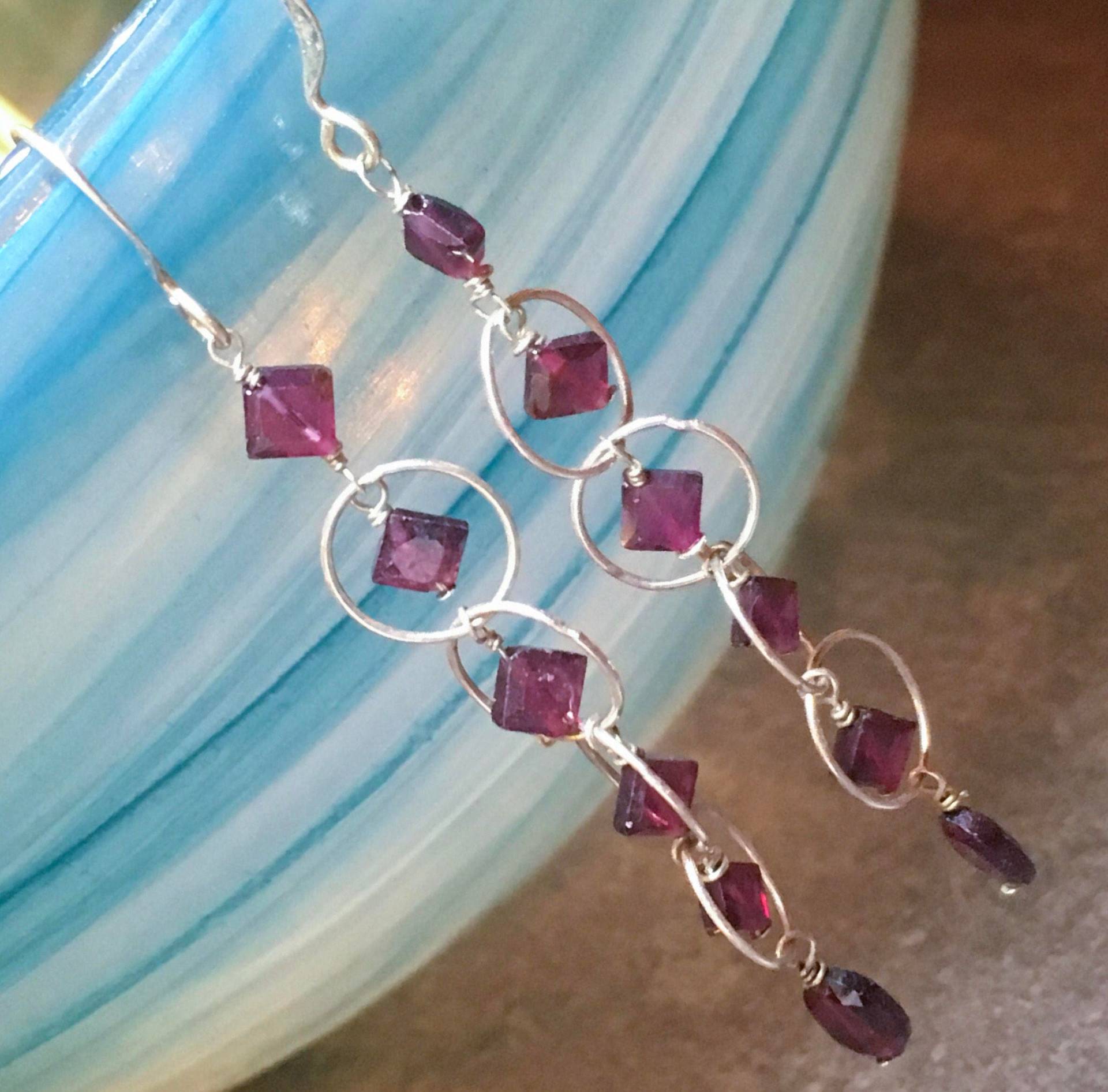 Granat Ohrringe, Rot, Tropfen, Lang, Edelstein Dreieck Geschliffen, Gedrahtet, Sterling Silber von RebeccaDavisJewelry