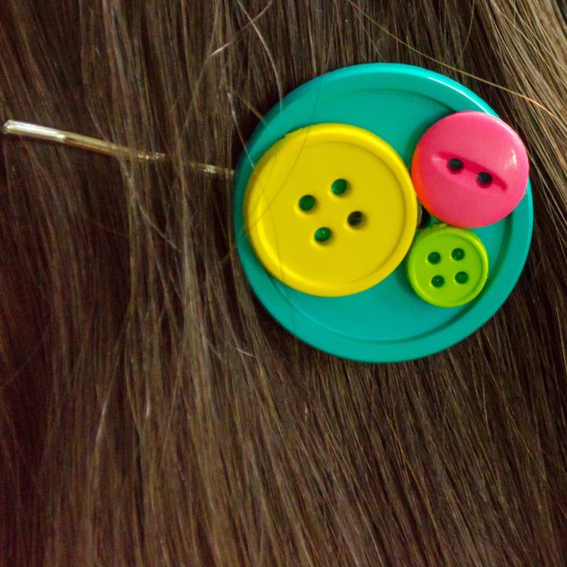 Knopf Haarnadel - Bunt Handgemacht Entzückendes Mädchen Geschenk Haar Accessoire von RebeccaJewlery