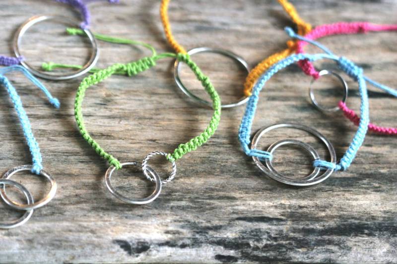 Makramee Loop Armband - Sommer Freundschaftsarmband Drahtarmband Strand Verstellbar von RebeccaJewlery