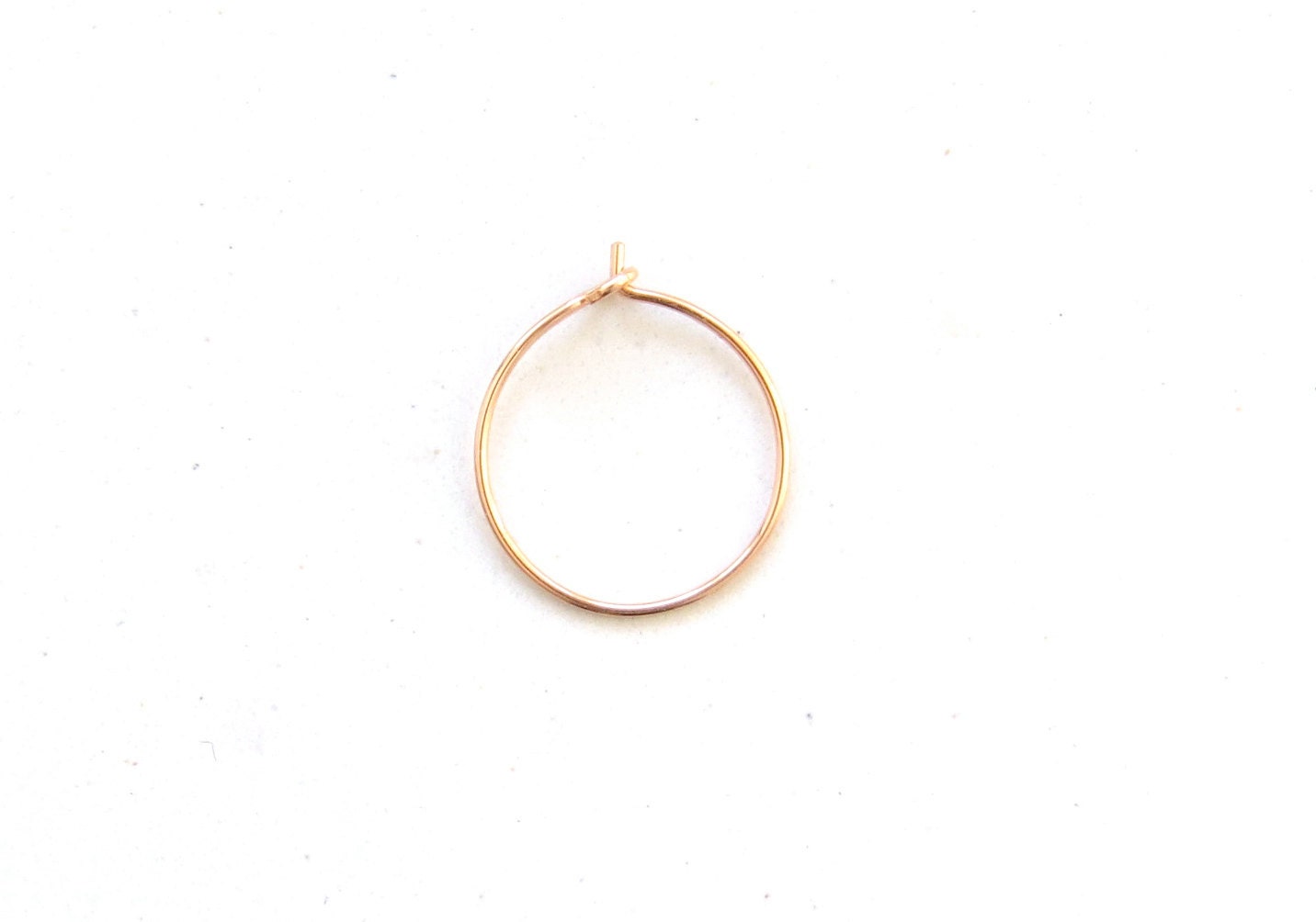 Dünner Rose Gold Nasenring, Roségold Nasenreifen, 26G Bipoc Eigener Shop Dünner Rose Gold Nasenring, Roségold Nasenreifen, 26G Bipoc Eigener Shop von RebeccaMullinsStudio