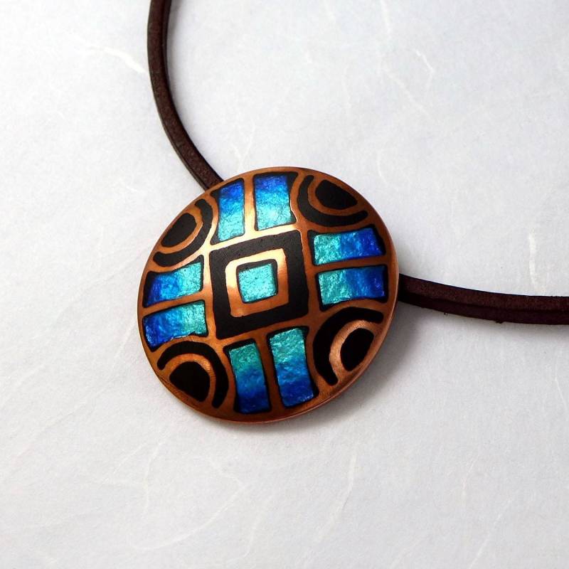 Blauer Und Schwarzer Kupfer-Emaille-Anhänger Aus Champlevé Mit Silber Leder Im Boho-Ethno-stil, Geschenk Für Sie, Ihn von RebeccaOlmstedDesign