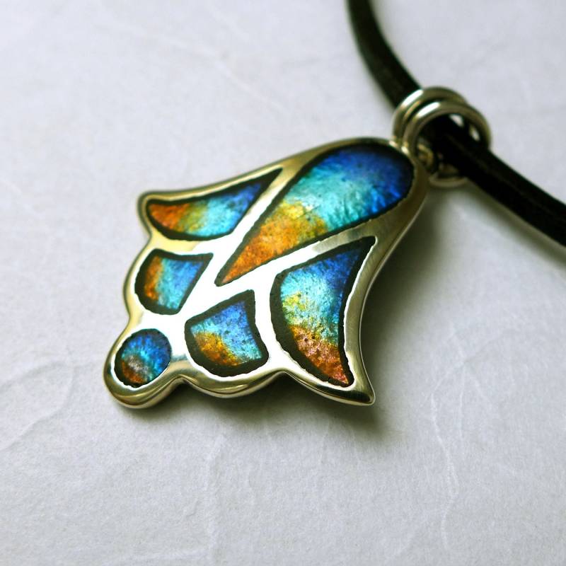 Blütenform Anhänger in Blau, Grün Und Orange Champleve Emaille Mit Silber Leder Im Boho-stil, Handgefertigter Schmuck Geschenk Blütenform Anhänger in Blau, Grün Und Orange Champleve Emaille Mit Silber Leder Im Boho-stil, Handgefertigter Schmuck Geschenk von RebeccaOlmstedDesign