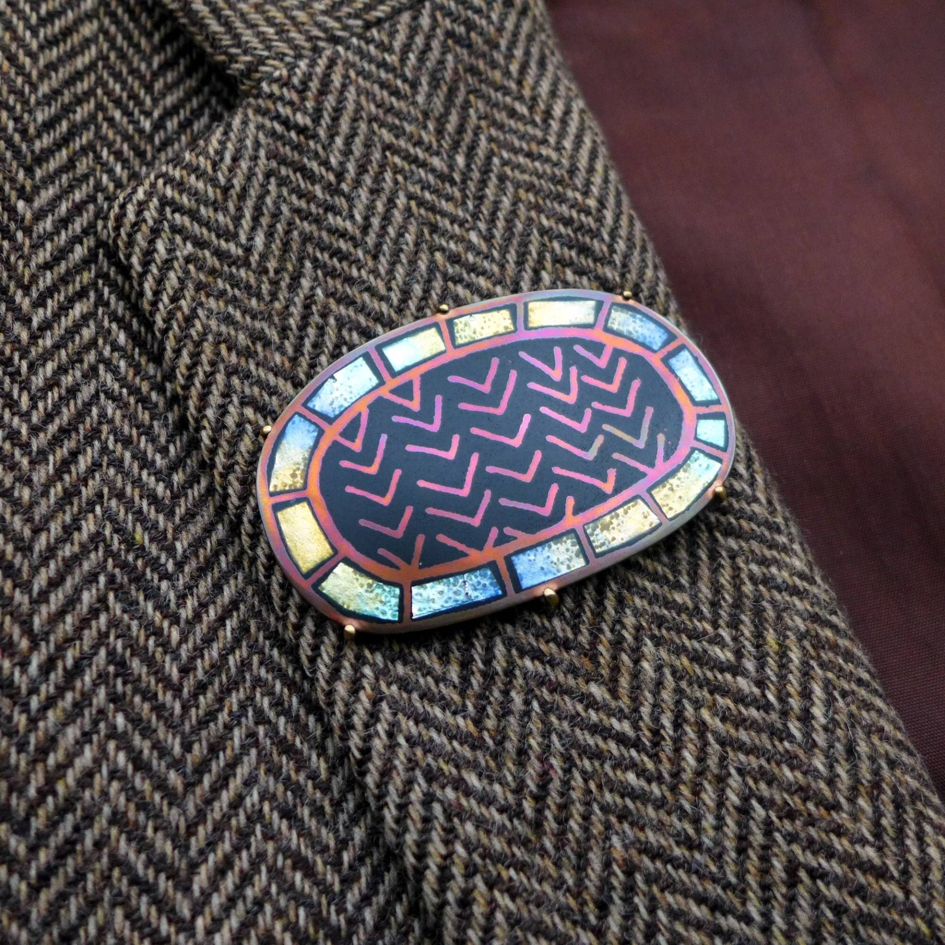 Brosche in Champlevé-Emaille Auf Kupfer, Schwarz Mit Pastellfarben, Chevron-Muster, Tragbare Kunst, Handgefertigtes Schmuckgeschenk Für Sie Brosche in Champlevé-Emaille Auf Kupfer, Schwarz Mit Pastellfarben, Chevron-Muster, Tragbare Kunst, Handgefertigtes Schmuckgeschenk Für Sie von RebeccaOlmstedDesign