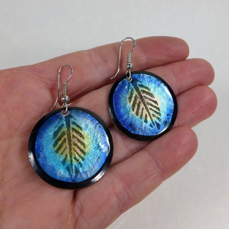Feder-Design-Ohrringe in Blau-Grün-Gelb-Schwarzer Emaille Über Feiner Silberfolie Und Kupfer Mit Sterling-Silber-Ohrhaken, Boho-Schmuck Feder-Design-Ohrringe in Blau-Grün-Gelb-Schwarzer Emaille Über Feiner Silberfolie Und Kupfer Mit Sterling-Silber-Ohrhaken, Boho-Schmuck von RebeccaOlmstedDesign