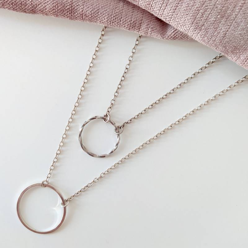 Feine Silberkette Mit Verdrehtem Ring Anhänger | Rene von RebeccaWolfDesign