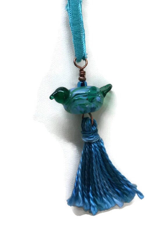 Lampwork Glas Vogel Anhänger Mit Blauen Quaste von RebeccasGlassStudio