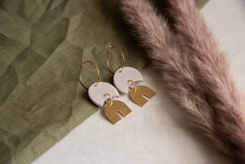 Beige Ohrhänger Mit Texturiertem Bogenanhänger Aus Messing von Rebekraft