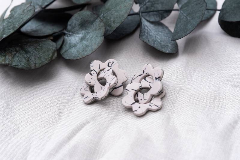 Ineinander Verschlungene Blumenohrringe Aus Tonresten, Limitierte Edition Ineinander Verschlungene Blumenohrringe Aus Tonresten, Limitierte Edition von Rebekraft