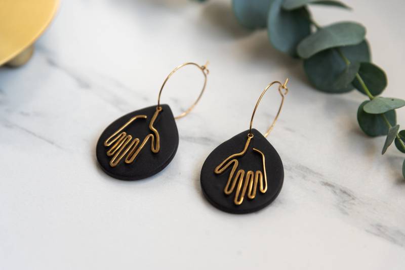 Schwarze Ohrhänger Mit Messing Hand von Rebekraft