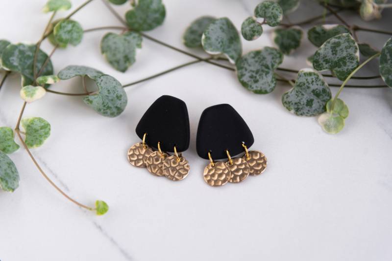 Schwarze Trapezohrringe Mit Messinganhängern von Rebekraft