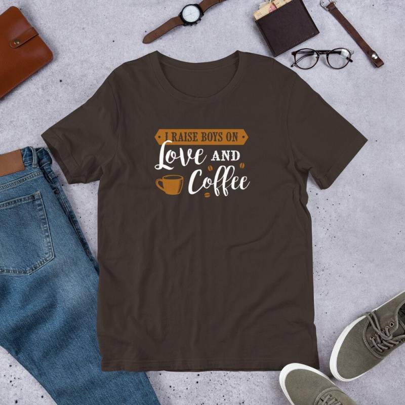 Lustiges Kaffee-Liebhaber-Mamma-T-Shirt Ich Erziehe Jungen Auf Liebe Und Kaffee von RebelCharmCo