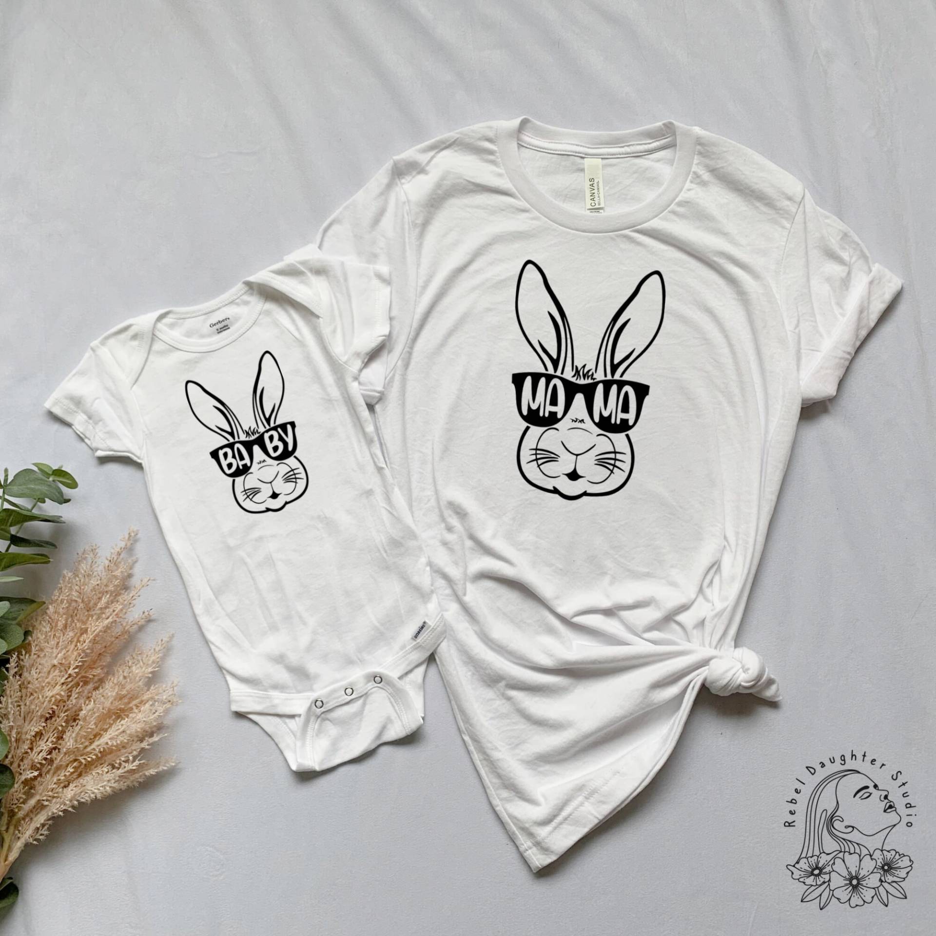 Oster Mama Hase & Baby Bunny T-Shirt, Onesie® Set | Osterhemden Und Ich Familien-Passende Sets Weißer Crewneck Ostern Outfit von RebelDaughterStudio