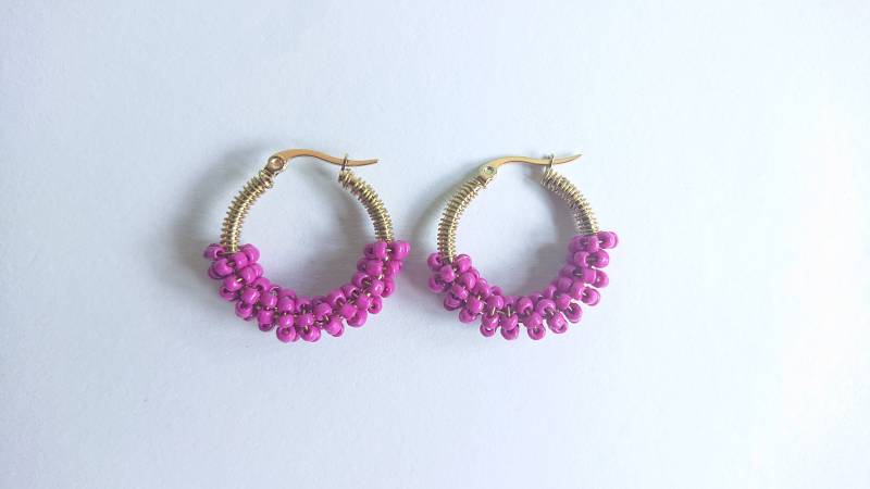 Fuchsia Perlen Goldene Farbe Stahl Creolen Mit Messing Draht Fuchsia Perlen Goldene Farbe Stahl Creolen Mit Messing Draht von RebelKatArt