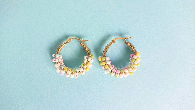 Multicolor Perlen Stahl Creolen Golden Farbe Mit Messing Draht Multicolor Perlen Stahl Creolen Golden Farbe Mit Messing Draht von RebelKatArt