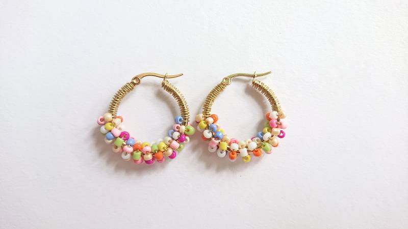 Multicolor Perlen Stahl Creolen Golden Farbe Mit Messing Draht Multicolor Perlen Stahl Creolen Golden Farbe Mit Messing Draht von RebelKatArt