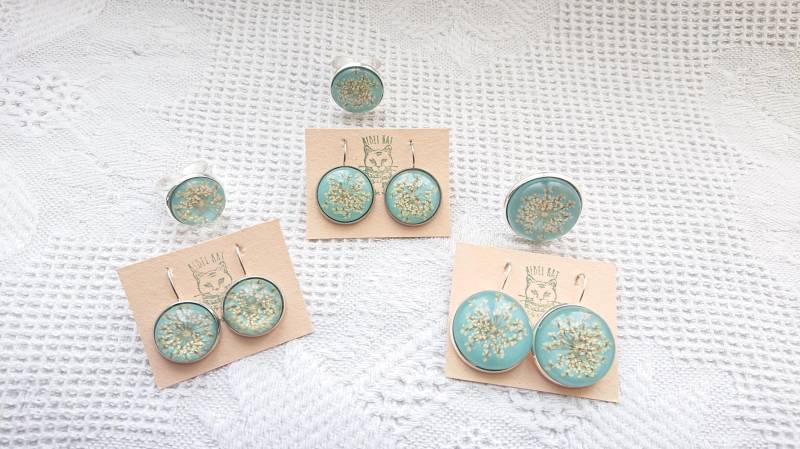 Wilde Weiße Blumen Handgemachte Epoxy Ohrringe & Ringe in Einem Pastelltürkisen Hintergrund Mit Silber Farbe Wilde Weiße Blumen Handgemachte Epoxy Ohrringe & Ringe in Einem Pastelltürkisen Hintergrund Mit Silber Farbe von RebelKatArt
