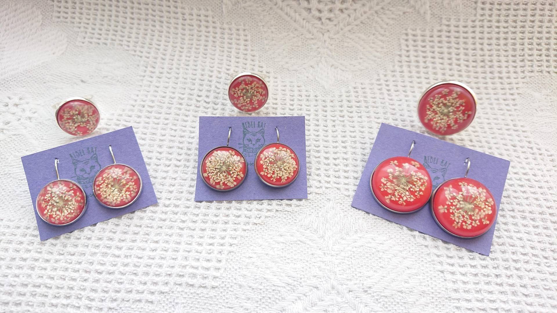 Wilde Weiße Blumen Handgemachte Epoxy Ohrringe & Ringe in Einem Rotem Hintergrund Farbe Silber Wilde Weiße Blumen Handgemachte Epoxy Ohrringe & Ringe in Einem Rotem Hintergrund Farbe Silber von RebelKatArt