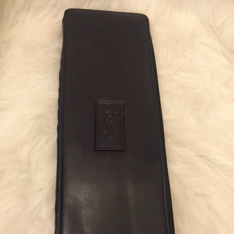 Jahrgang Ysl Tie Rack Aus Schwarzem Leder Jahrgang Ysl Tie Rack Aus Schwarzem Leder von Rebelioustrends