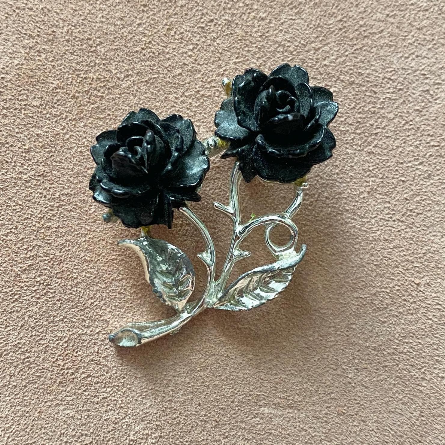 Vintage 1950S 1960S Schwarze Rose & Silber Metall Brosche von RebelleRougeVintage