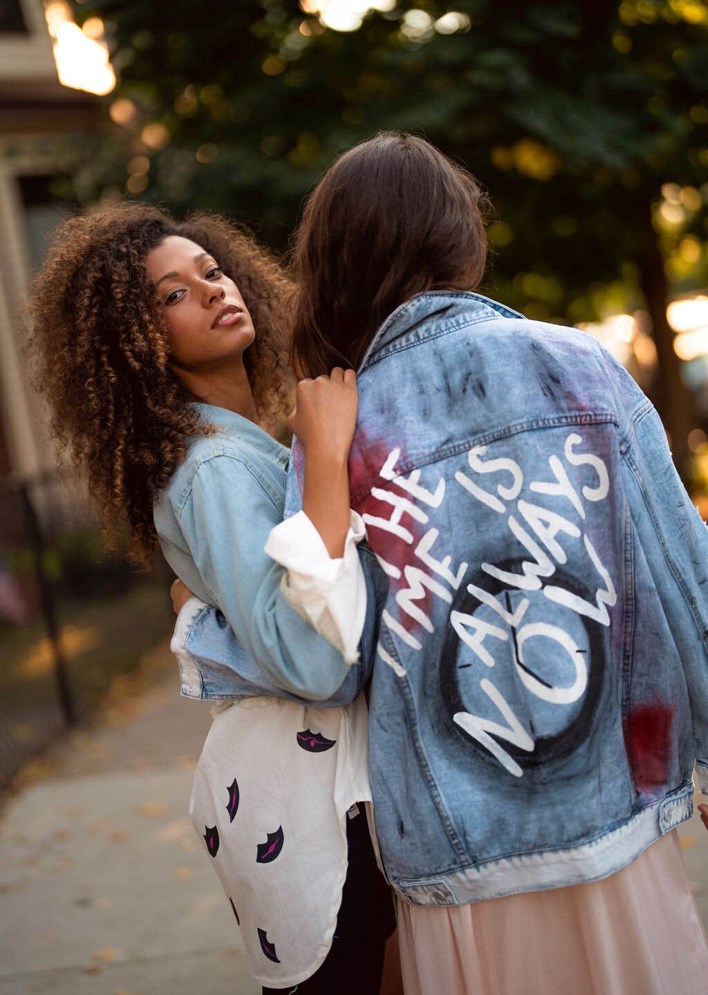 Bemalte Jeansjacke Für Frauen - Übergroße Einzigartige Damenkleidung Positive Zitate Auf Der Jacke Gemalt von RebelleTheory