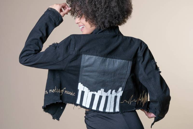 Musik Bemalte Jeansjacke | Schwarze Abgeschnittene Klaviertasten Design Gemalt Handbemalte von RebelleTheory