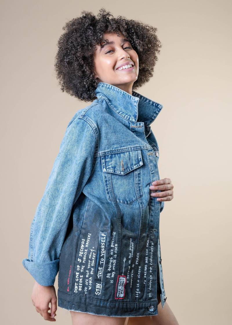 Positive Zitate Jeansjacke, Individuelle Bemalte Jeansjacke Mit Buchstaben, Damen Custom Jacke, Bemalte Kleidung, Herbstjacke von RebelleTheory
