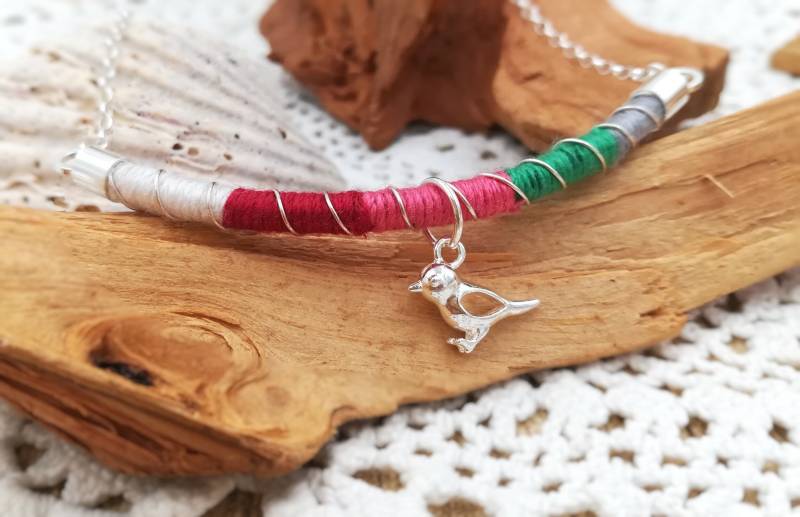 925Er Sterling Silber Collier Im Color-Blocking-Design in Grün, Pink Und Grau Mit Vogel-Anhänger von RebellezzaDesign