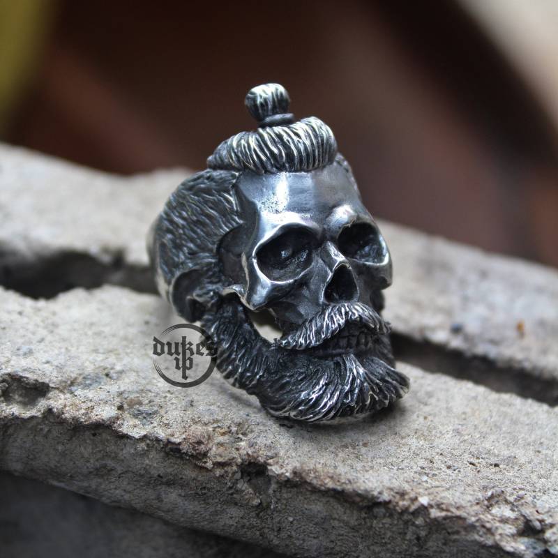 Hand Geformter Bärtiger Friseurschädelring Oxidiertes Bleifreies Zinn, Messing Und Sterlingsilberbartmannschädelringe von Rebeltraderjakarta