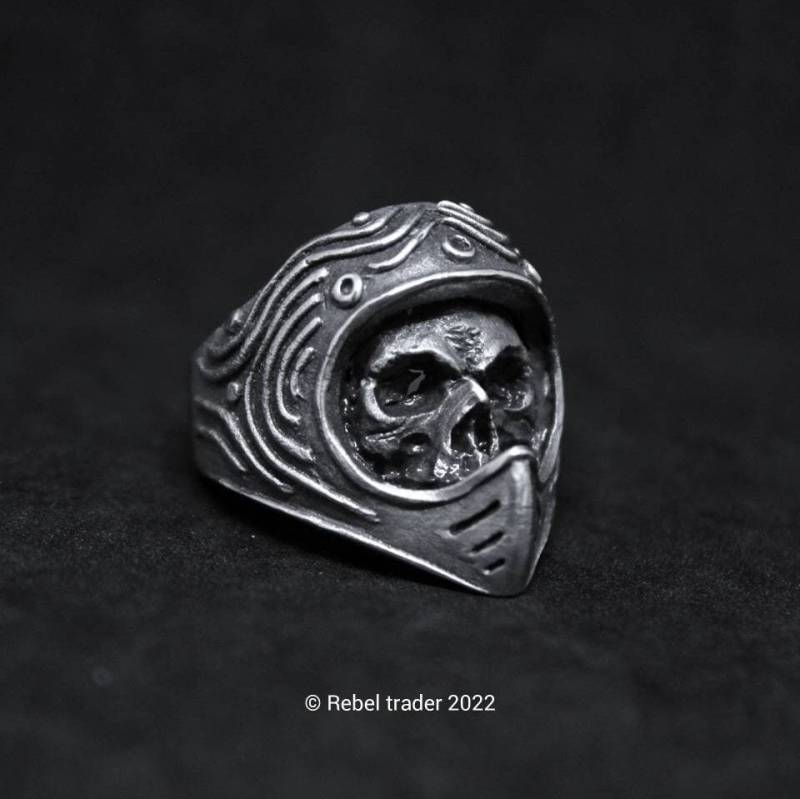 Hand Geformter Motocross Helm Schädelring Oxidiertes Bleifreies Zinn, Weißes Messing Und Sterling Silber Ring von Rebeltraderjakarta