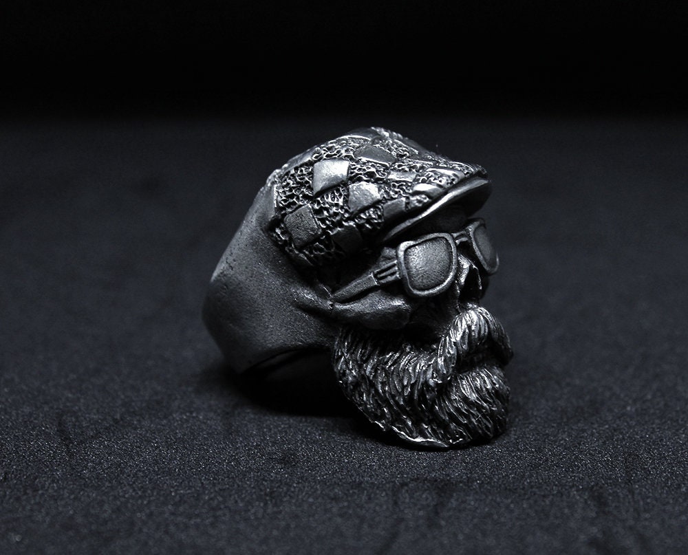 Hand Modelliert Ausgefallene Alte Gentleman Schädel Ring Mit Bart. Oxidiertes Bleifreies Zinn, Messing Und Sterlingsilberbartmannschädelringe von Rebeltraderjakarta